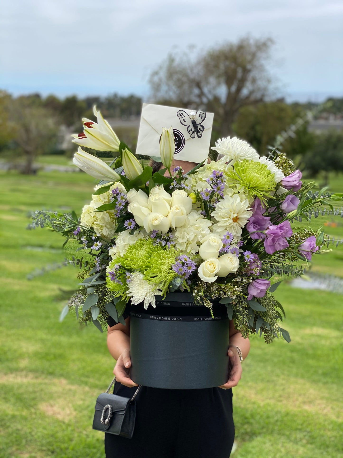 Lilies And Roses With Round Box - 025