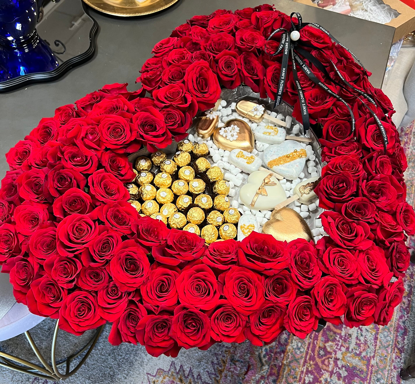 XXL heart shap roses with chocolate and cakesickles